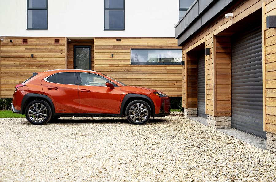 Lexus UX250h F-Sport 2019 года  (UK) (фото 16 из 40)